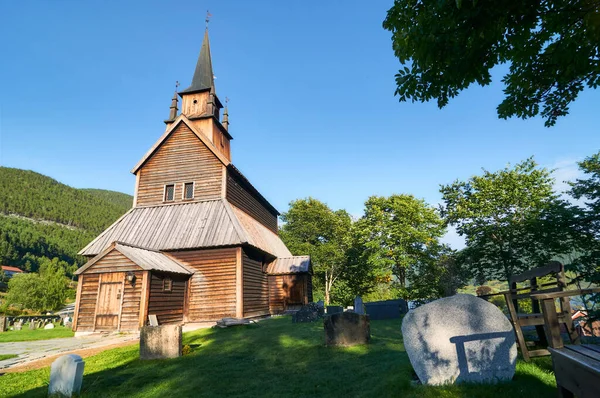 Norveç 'te geleneksel ahşap kilise, mezarlık kilise ve mezarların yanında.