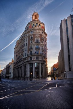 İspanya 'da Valencia' nın eski bir bankasının inşaatı. Şafak vakti camlarında büyük ızgaralar ve muhteşem bir dış görünüşü olan güzel bir bina.