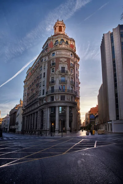 İspanya 'da Valencia' nın eski bir bankasının inşaatı. Şafak vakti camlarında büyük ızgaralar ve muhteşem bir dış görünüşü olan güzel bir bina.