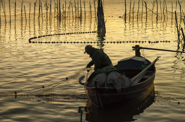 Fisherman Traditional Fishing Boat Traps Water Fish Fishing Net Albufera — Stock Photo, Image