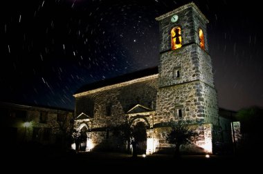 Geceleyin arka planda yıldızlı gece olan bir kilise.