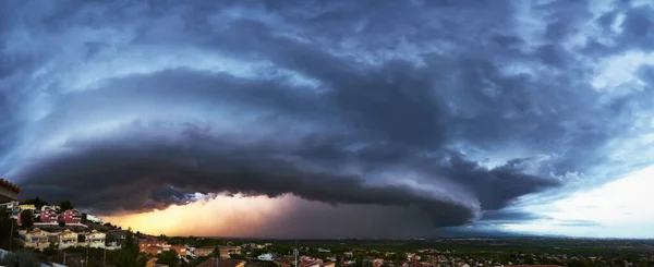 Bir Dağ Köyü Panoramasındaki Evlerin Üzerinde Büyük Bir Fırtına Bulutu — Stok fotoğraf