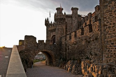Günbatımında İspanya 'da Ponferrada şatosu. Kapısı ve köprüsü olan.