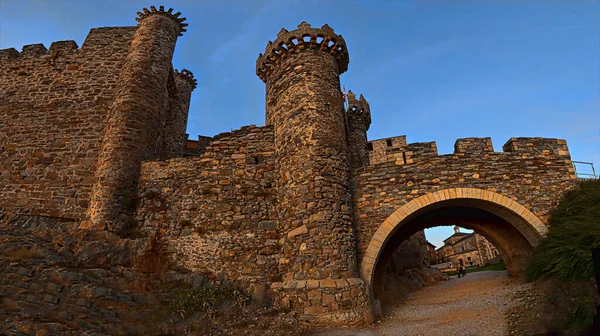İspanya 'nın kuzeyinde Ponferrada' da bir İspanyol şatosunun panoraması