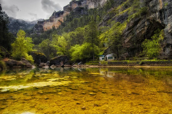 İspanya 'da dağlarla çevrili bir rezervuarda temiz ve şeffaf bir su.