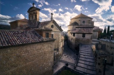 İspanya, Cuenca 'nın dar sokaklarında günbatımında bir harç ve eski binalar.