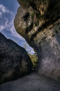 İspanya Cuenca 'daki erozyonla farklı şekillerde kaya oluşumları, La ciudad encantada olarak bilinir, büyülenmiş şehir.