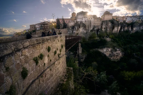 İspanya 'nın Cuenca kentindeki demir bir köprünün üzerinde gün batımında bir grup fotoğrafçı.