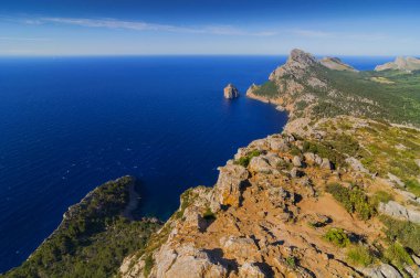 İspanya Mallorca adasının kıyı şeridi, yukarıdan, hava manzaralı.