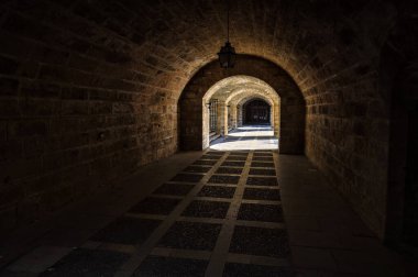 Mallorca katedralinin yanındaki metro pistinde.