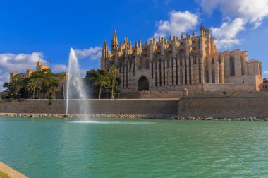Mallorca Katedrali 'nin yanında mavi gökyüzü olan bir çeşme.