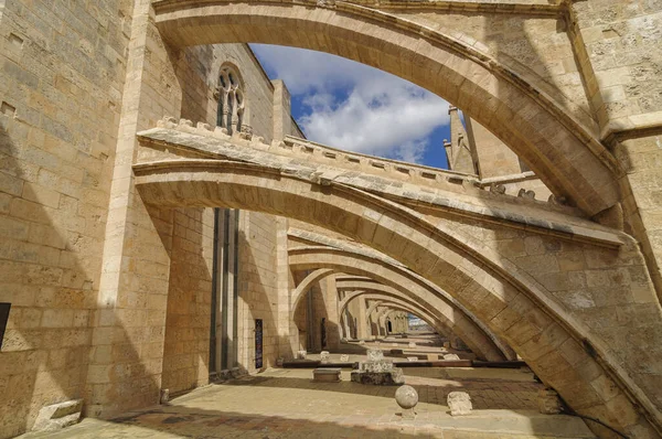 Mallorca katedralinin çatısı ve terası. Kemer ve yapısıyla birlikte.