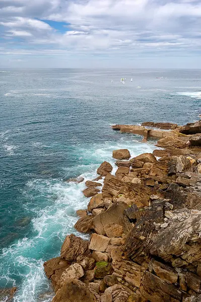 San Sebastian, İspanya 'da Atlantik Okyanusu' nun kıyıları. Sahilde kayalar ve kayalıklar var.
