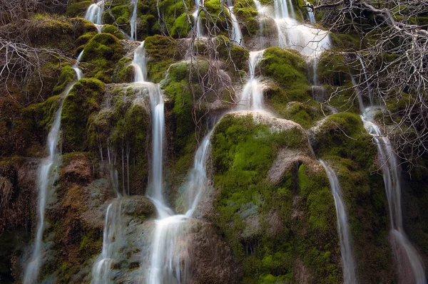 Mehrere Wasserfälle Die Die Felsen Hinunterfließen Mit Grünem Moos Auf — Stockfoto
