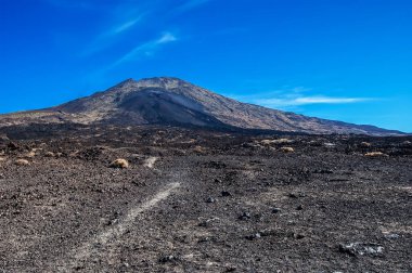 İspanya 'nın Tenerife adasındaki Teide volkanının zirvesi. Etrafını katı lavlardan çevreleyen çölsel manzara.