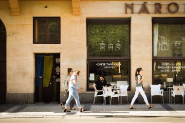 Avrupa 'daki Ukrayna bayrağı, kafede bir adam, yürüyen kadınlar.