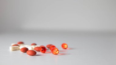 Beyaz arka planda haplar ve tabletler.