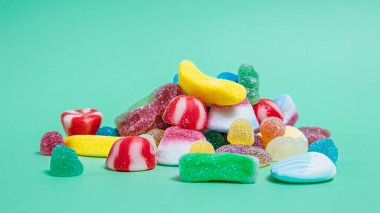 Yeşil arkaplanda renkli şekerler
