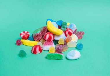 Yeşil arkaplanda renkli şekerler