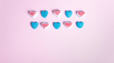 kalp şeklinde şeker pembe arka planda