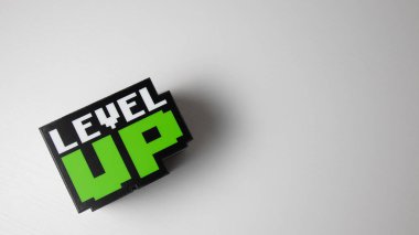 Metin için beyaz zemin ve boşluk ile mavi arkaplan üzerinde kelime beyaz kağıt