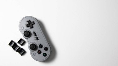 beyaz zemin üzerinde gamepad