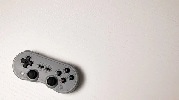 Tahta arka planda beyaz joystick. en üstteki görünüm.