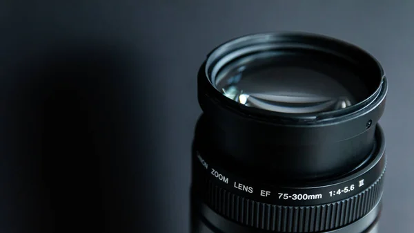 Camera Lens Een Zwarte Achtergrond Met Kopieerruimte Focus Lens — Stockfoto