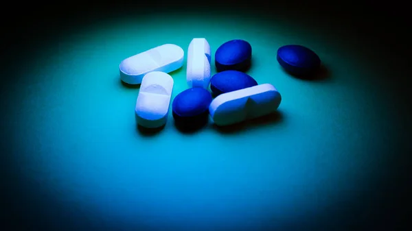 Comprimidos Comprimidos Fundo Azul — Fotografia de Stock