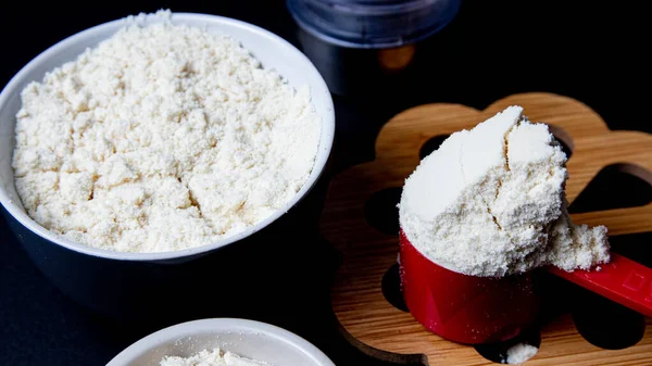 Siyah Arka Planda Bir Kasede Buğday Unu Pişirme Malzemeleri — Stok fotoğraf