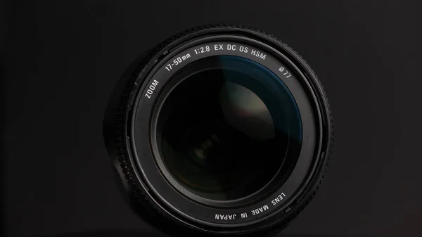 Siyah Arka Planda Kamera Lensi Kamera Lensinin Yakın Plan Görüntüsü — Stok fotoğraf
