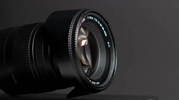 Camera Lens Een Zwarte Achtergrond Close Van Een Cameralens — Stockfoto