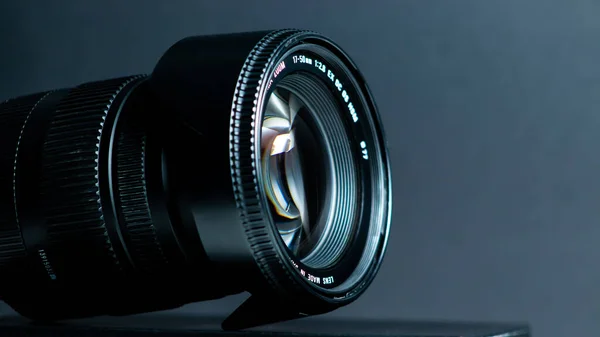 黒の背景にカメラレンズ カメラレンズのクローズアップ — ストック写真