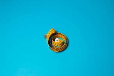 Mavi bir arka plan üzerinde sarı ölçüm bandı