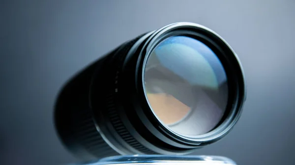 Siyah Arkaplanda Lens Fişeği — Stok fotoğraf
