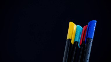 Siyah arkaplanda renkli işaretler, yakın plan