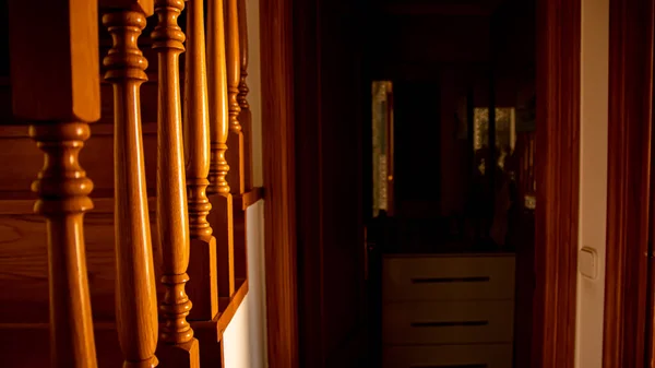 左側に階段のある鏡のあるリビングルーム — ストック写真