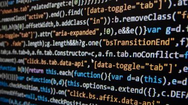 Yazılım geliştirme. Bilgisayar ekranında programlayıcı kodlaması. Yakın plan. Siyah bir arkaplanda bilgisayar programı kodu. Yüksek kalite fotoğraf