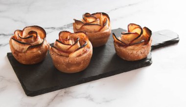 Gri arka planda kremalı ve reçelli lezzetli çikolatalı pasta.