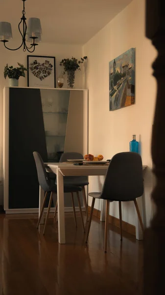 bir dizüstü bilgisayar ve bir fincan kahve ile modern iç tasarım.