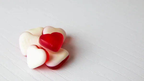 Červené Srdce Tvaru Cukroví Bílém Dřevěném Pozadí Valentýnský Koncept Royalty Free Stock Fotografie