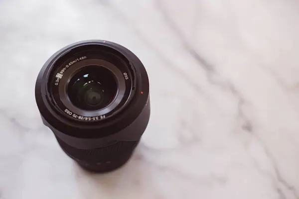 beyaz zemin üzerinde dijital fotoğraf makinesi