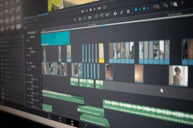 Bir video düzenleme programı ile monitör 