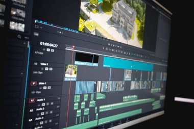 Bir video düzenleme programı ile monitör 