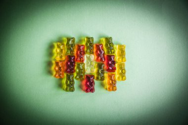 Yeşil arka planda renkli jelibon ayıcıkları