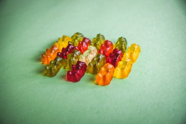 Yeşil arka planda renkli jelibon ayıcıkları