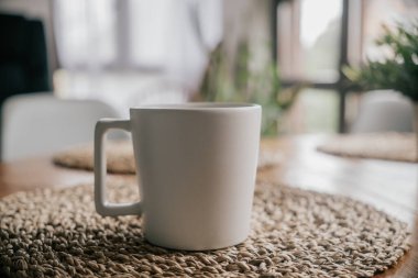 Sabah ışığında bir fincan kahve..