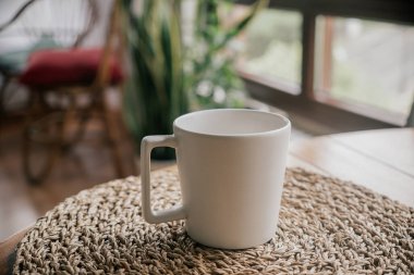 Masanın üzerinde limon dilimi olan siyah aromatik bitkisel içecek. yüksek kaliteli fotoğraf