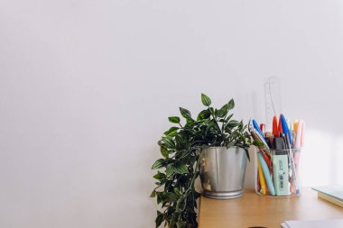 Ofisteki masanın üstünde dizüstü bilgisayarı ve defteri olan bir iş yeri.