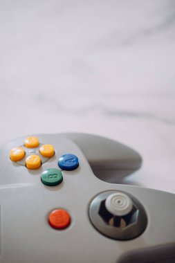 Beyaz arka planda gamad reklam denetleyici. en üstteki görünüm